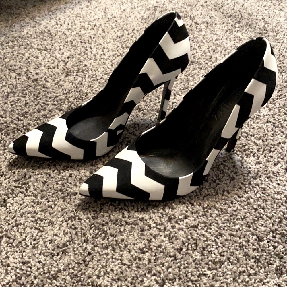 Schutz Black & White Chevron Pumps 7.5